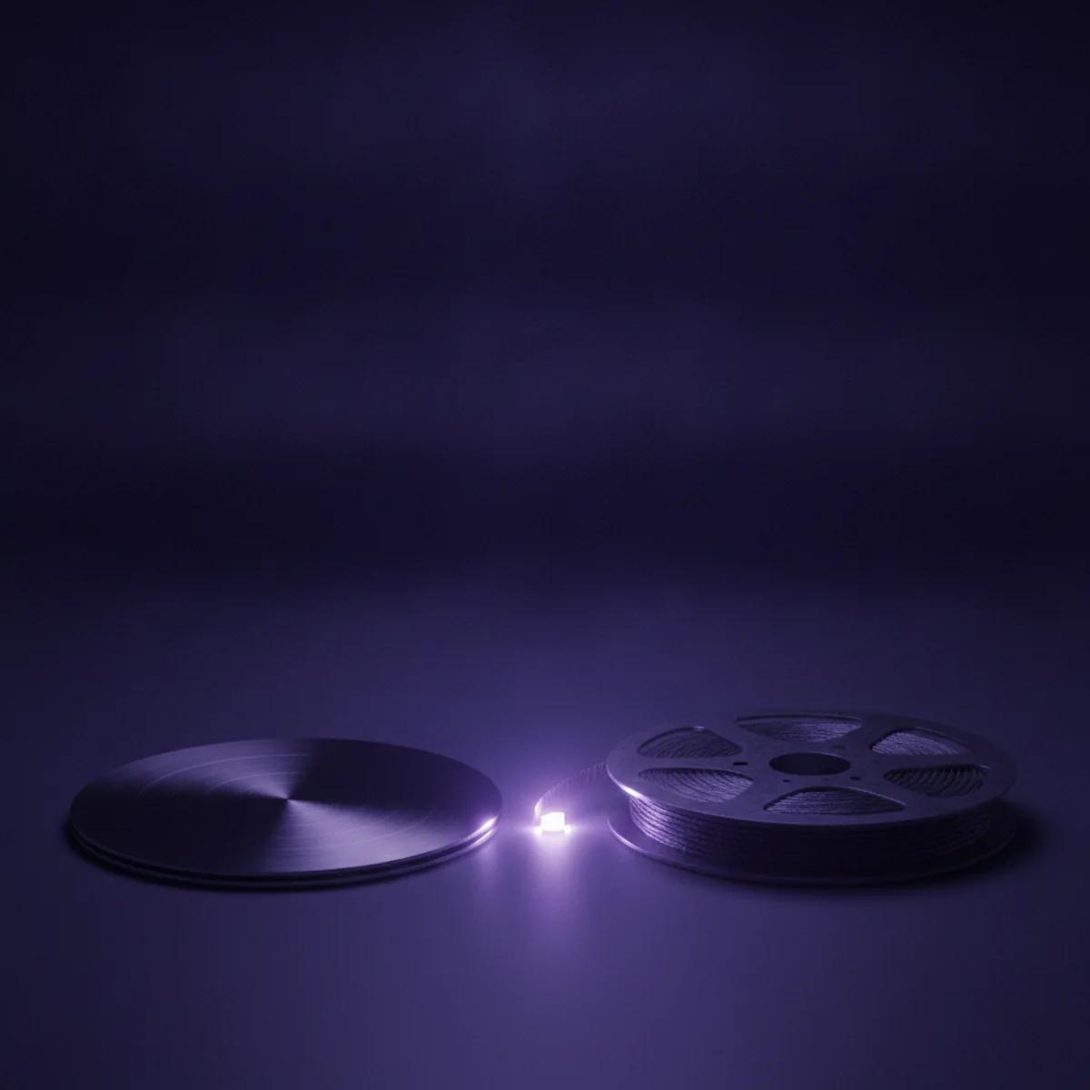 Zwei deutlich verschiedene Speichermedien nebeneinander in gedämpftem Violett, eine rotierende Scheibe und eine Bandspule, als Sinnbild für zwei unterschiedliche Sicherungstechniken